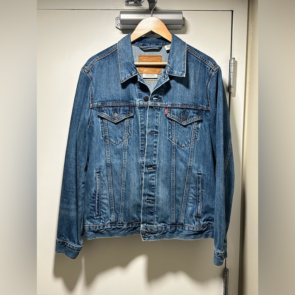 Levi’s Premium Denim Trucker Jacket (Medium Wash - size L)